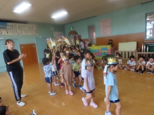 アーチをくぐって入場です