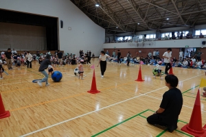 「４チーム対抗大玉レース」