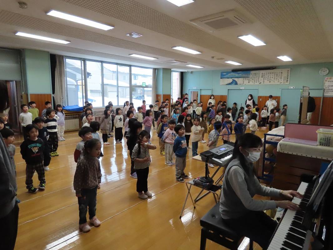 ３，４，５歳児による全体合唱「にじのむこうに」