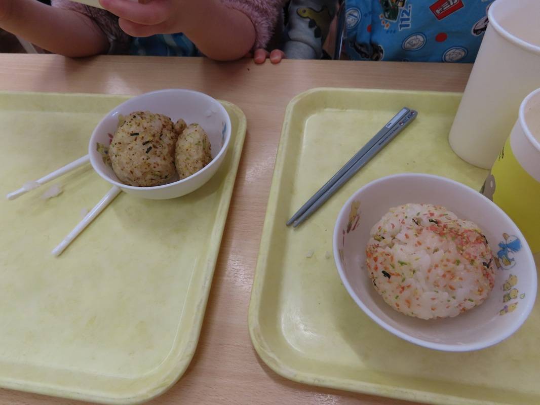 年中組　シャカシャカおにぎり作り体験