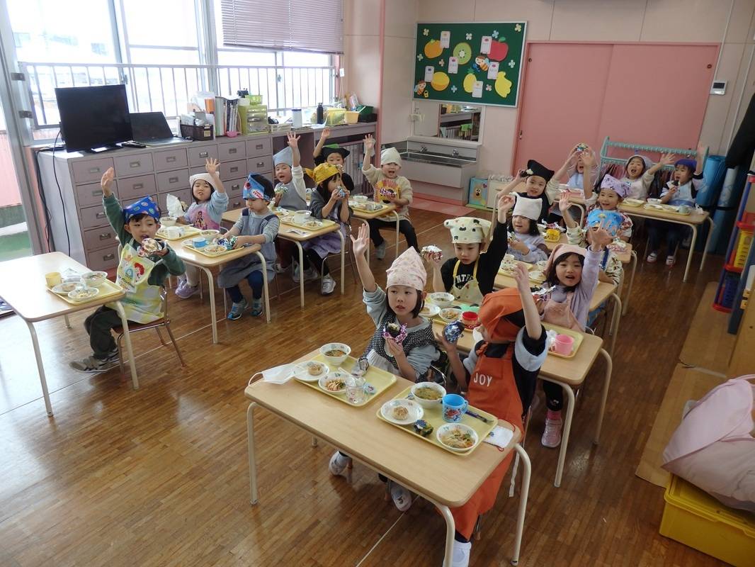 年中組　シャカシャカおにぎり作り体験