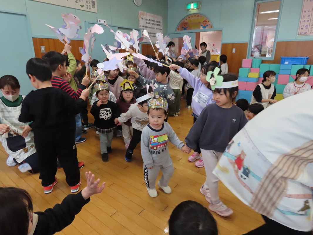 アーチをくぐって入場です
