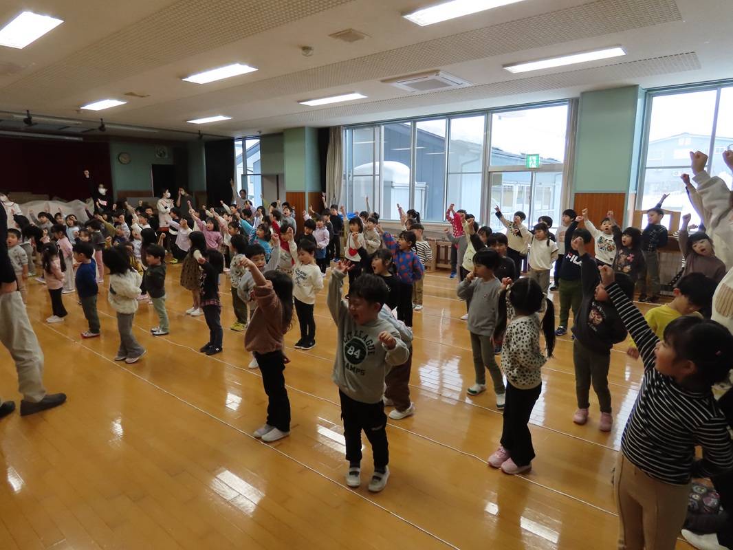 ３，４，５歳児による全体合唱「にじのむこうに」