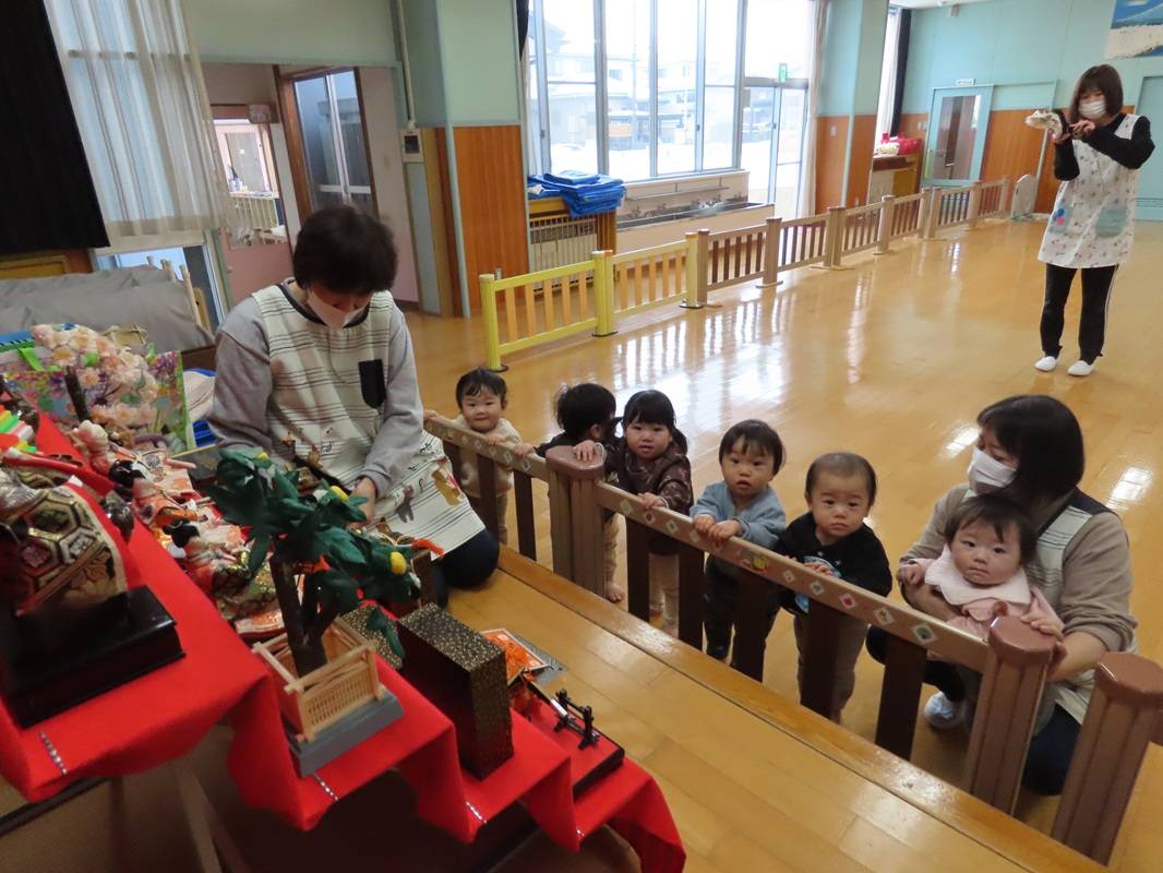 ひな壇に夢中のつぼみ組