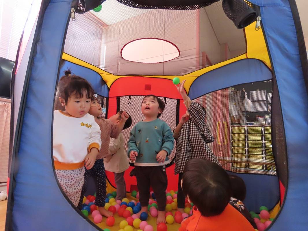 ばら組ボールプールで元気いっぱい！