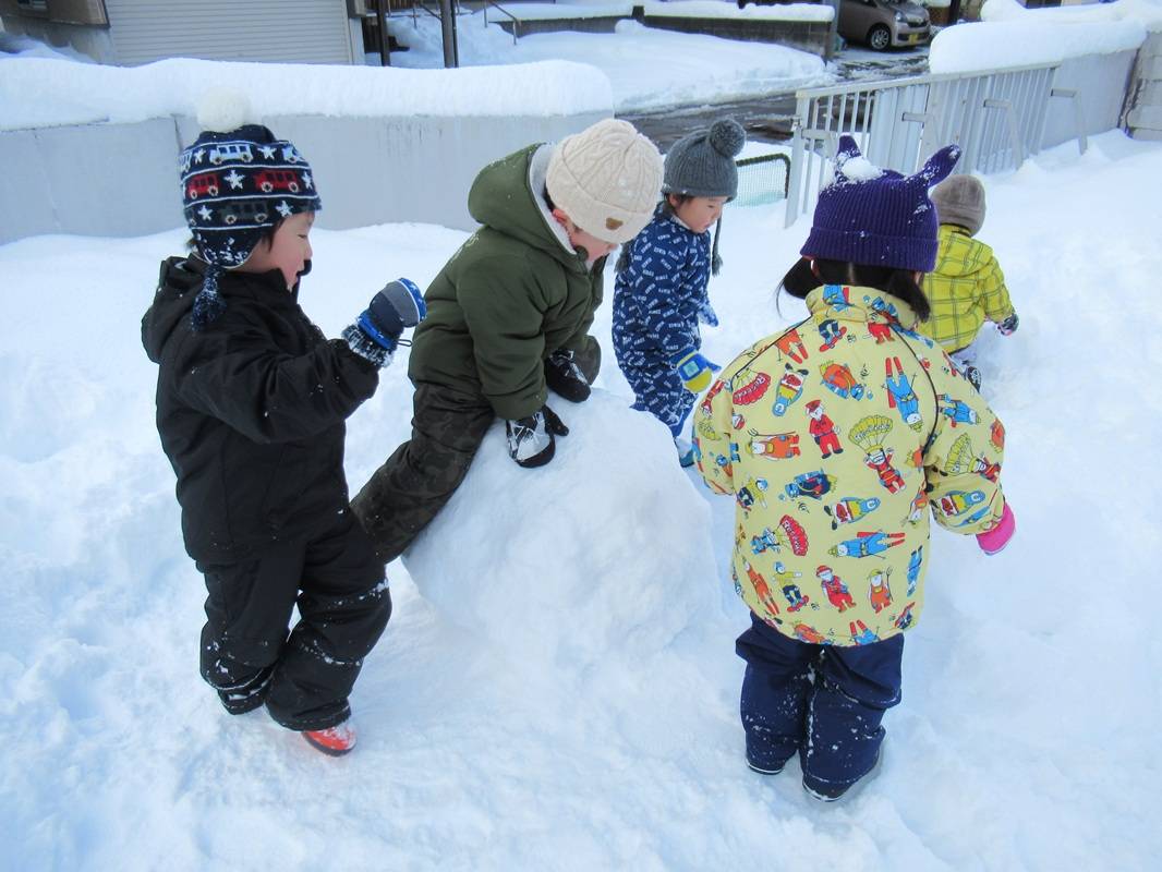 年少組の雪遊び