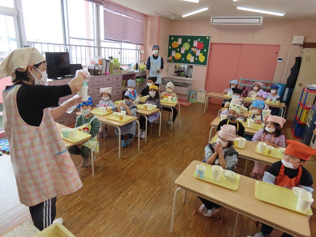 年中組　シャカシャカおにぎり作り体験