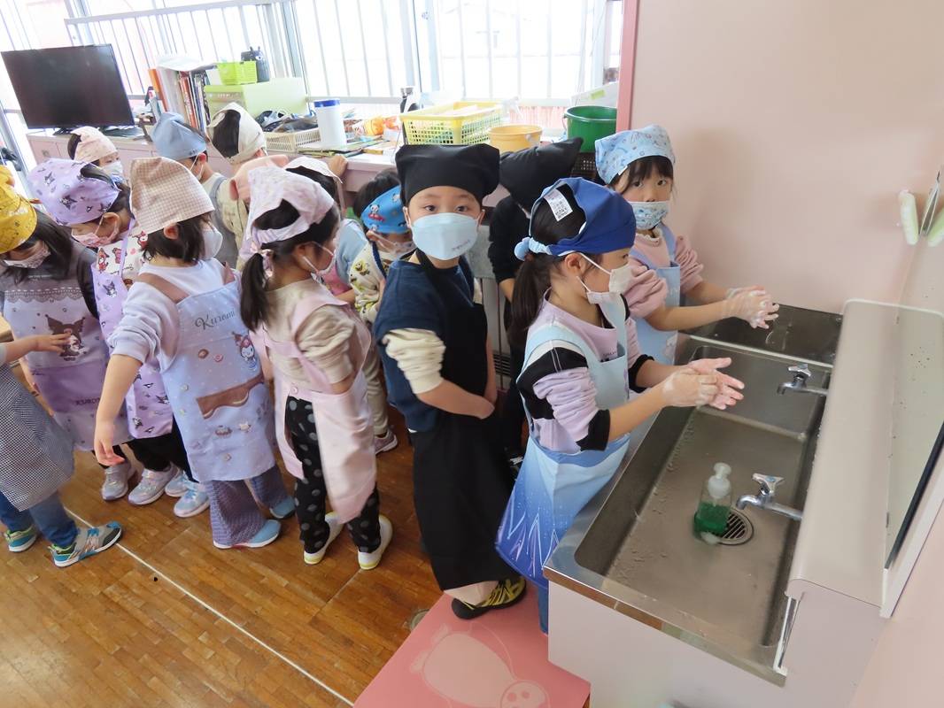 年中組　シャカシャカおにぎり作り体験