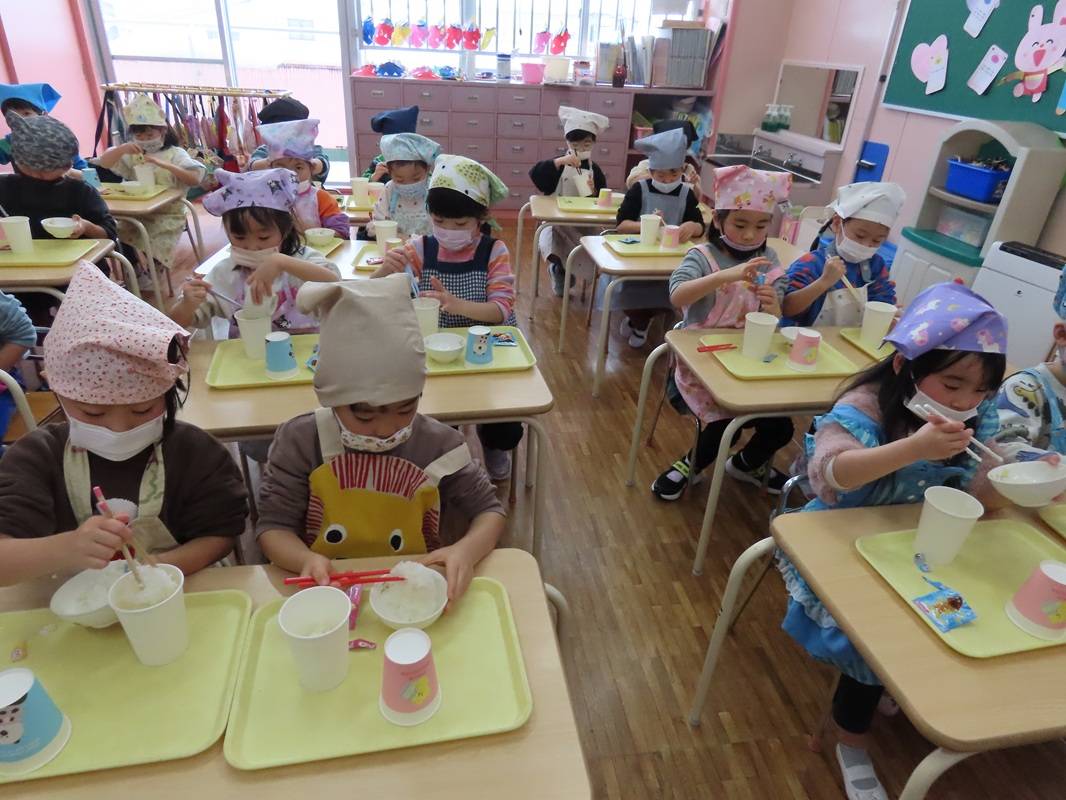 年中組　シャカシャカおにぎり作り体験