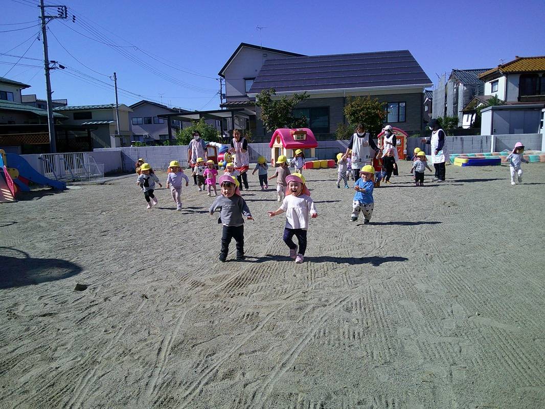 園庭で元気に遊ぶばら組