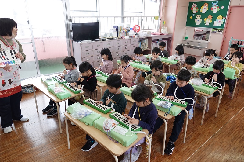 2月2日（木）年長の鍵盤ハーモニカ練習