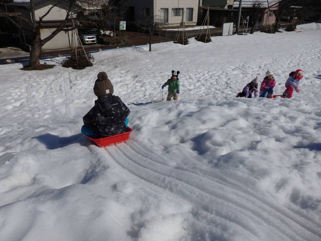 年中組　新町公園で雪あそび