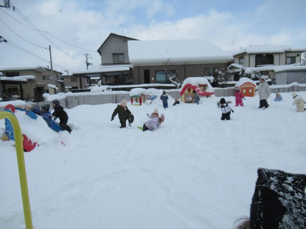年少組の雪遊び