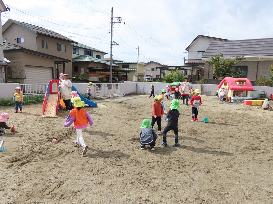 にぎわう園庭　外遊び