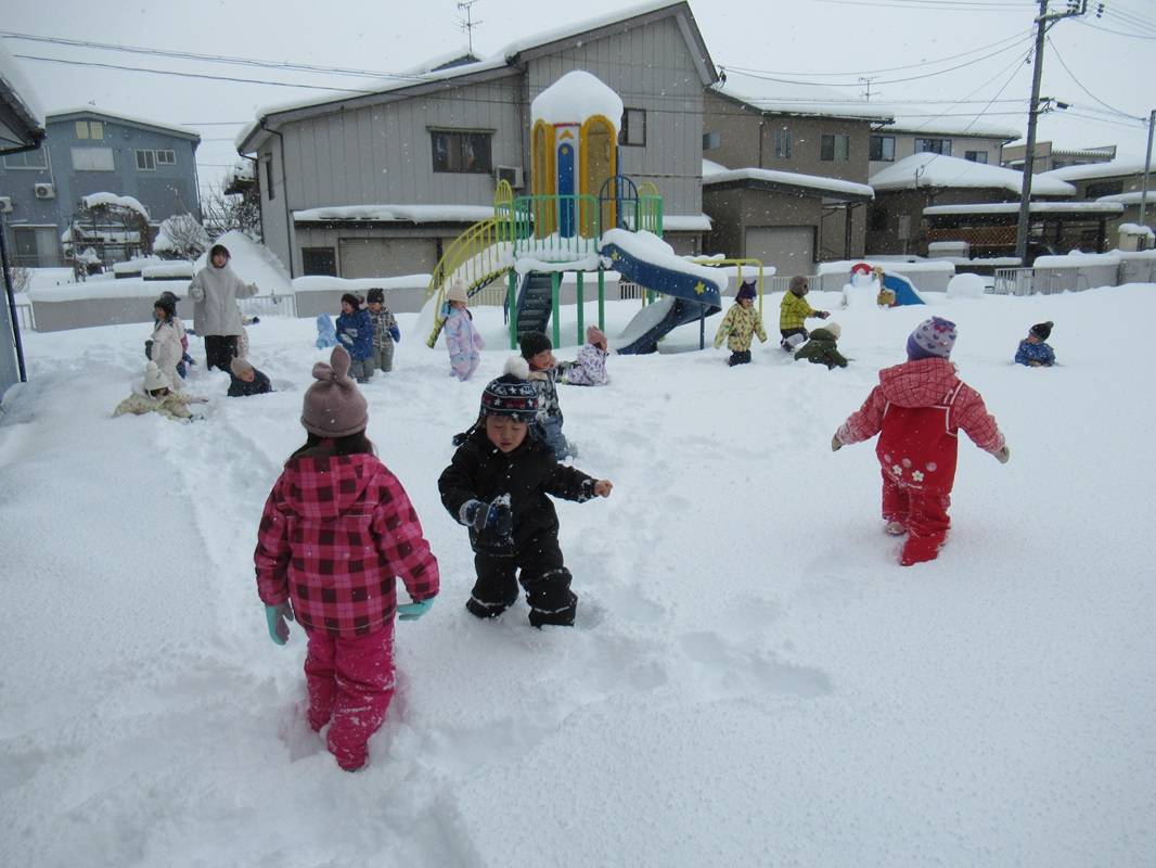 年少組の雪遊び